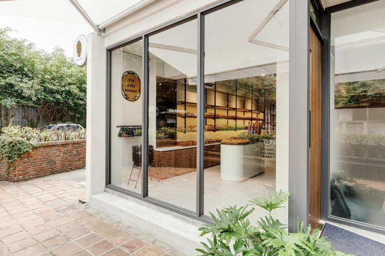 「陳耀訓・麵包埠」大面的透明落地玻璃設計，從店外就能看到架上的麵包。圖／Yoshi Bakery提供