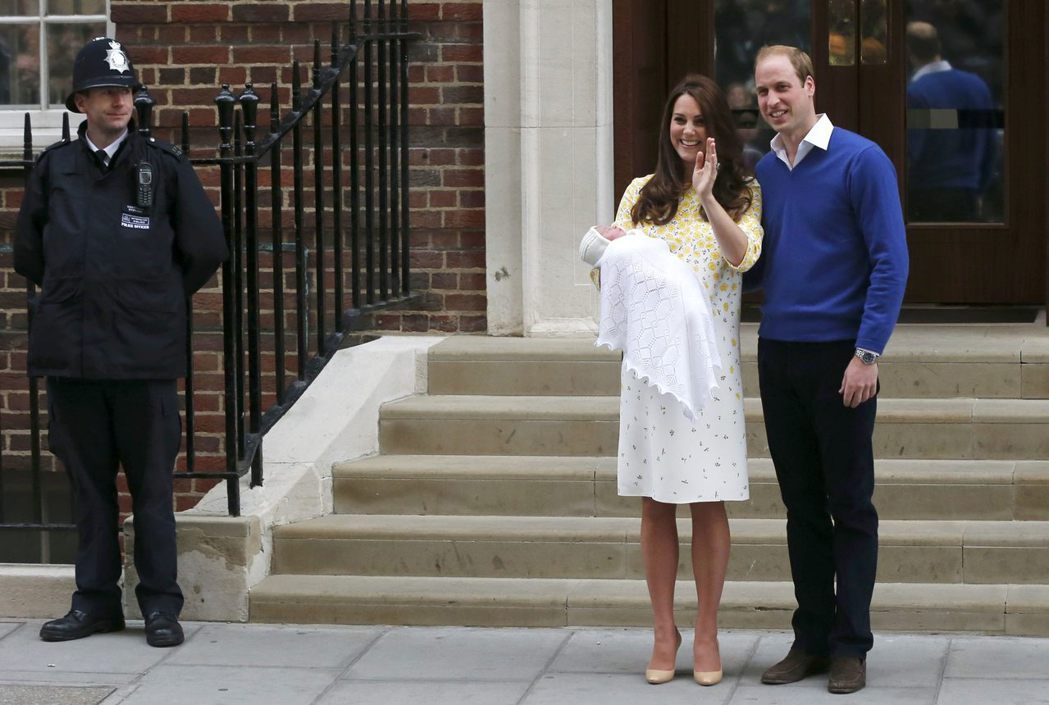 生產後抱著嬰兒在全球媒體中亮相，是英國王室行之有年的慣例。 （路透）