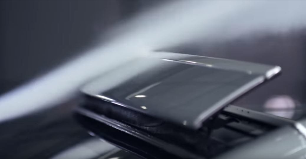 Mercedes-Benz的敞篷車型，在擋風玻璃的頂部會做出一個類似擾流板的設備...