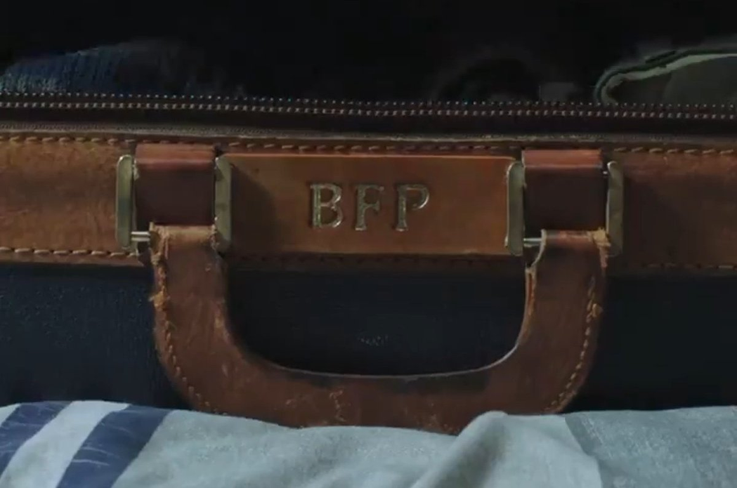 小彩蛋：蜘蛛人帶去旅行的這個行李箱上面有一排縮寫：「BFP」，這是「班叔」班傑明...