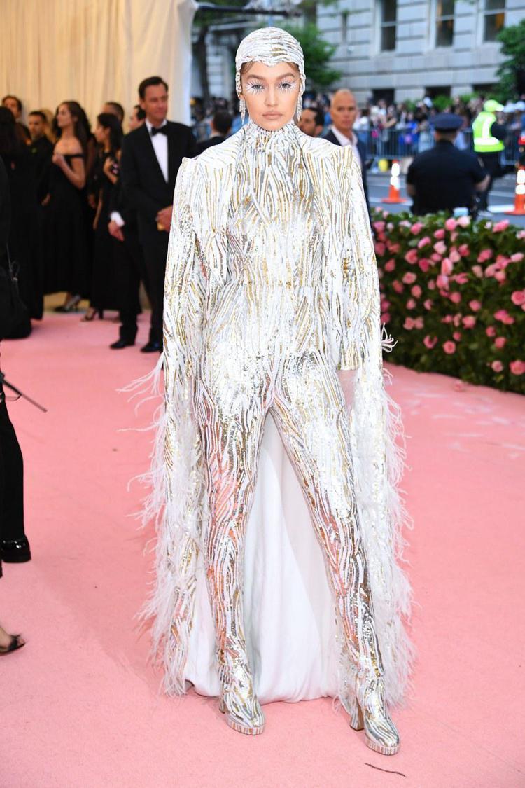 超模Gigi Hadid身著Michael Kors Collection訂製款連身褲裝。圖／Michael Kors提供