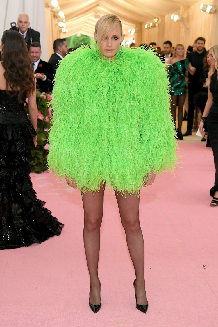 Amber Valletta穿SAINT LAURENT螢光綠禮服。圖／SAINT LAURENT提供
