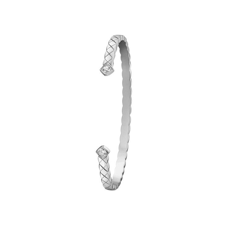 COCO CRUSH開放式窄版手環，18K 白金鑲嵌2顆明亮式切割鑽石，17萬8,000元。圖／香奈兒提供