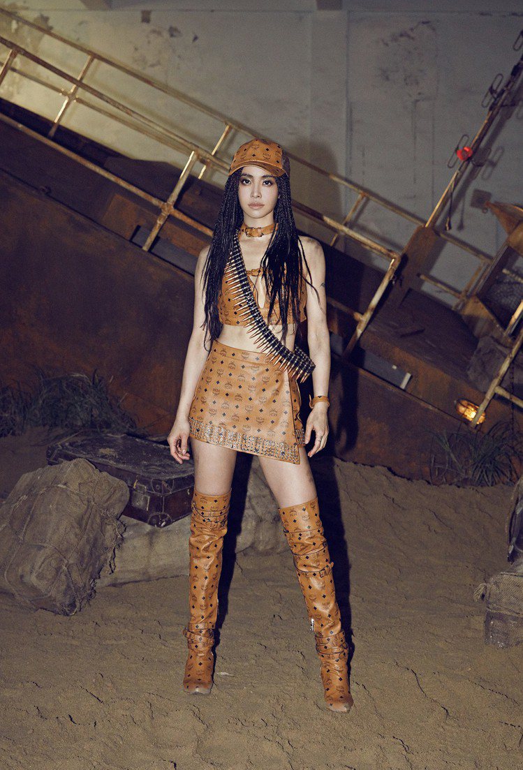 蔡依林在MV中穿著MCM以荒野主題打造的訂製服，展現強悍性感女人味。圖／MCM提供
