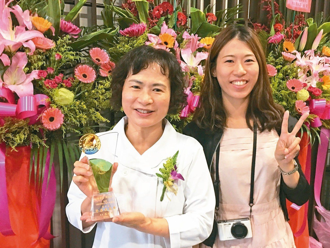 金門醫院護理長李愛玉(左)獲衛福部醫院護理人員資深典範獎，並和女兒開心合影。