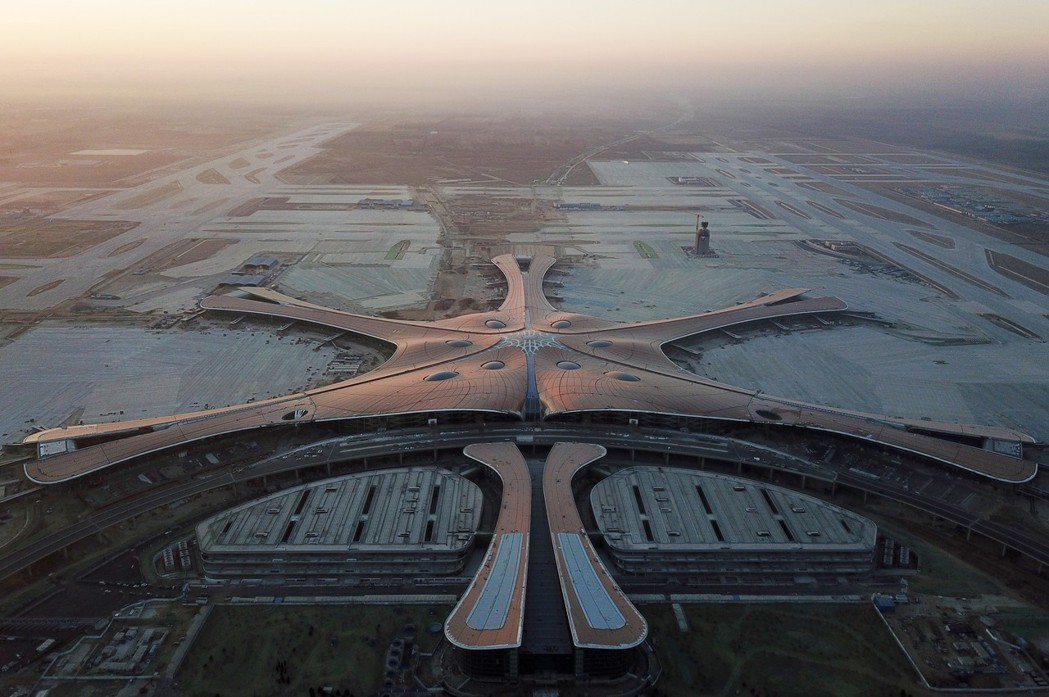 北京大興國際機場主航站樓為中心向四周散射五條指廊，據稱這種設計可讓旅客從航站樓中...