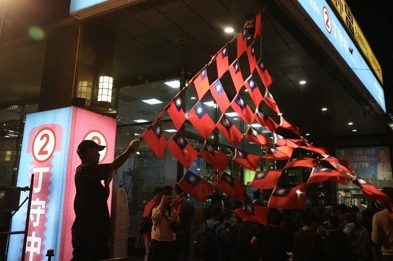 選舉當天，數百名支持者在國民黨台北市長候選人丁守中的競選總部，一同搖旗吶喊為他加油。 圖／聯合報系資料照