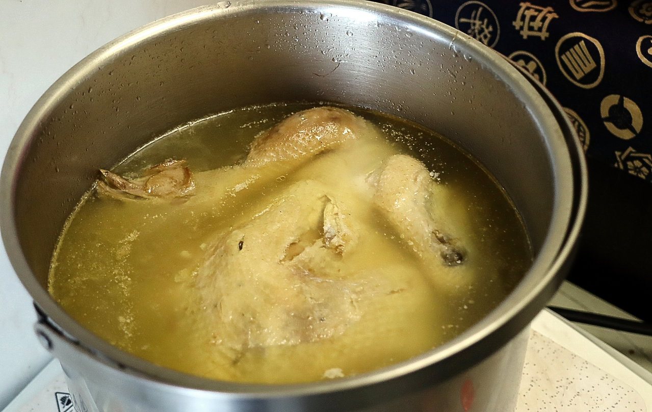 參雞湯的食材大部分都是溫熱性食物，除了雞肉、人參之外，蒜頭和紅棗更是溫補之劑。熱性體質的人若再吃參雞湯，除了無法補身，還會讓身體更差。