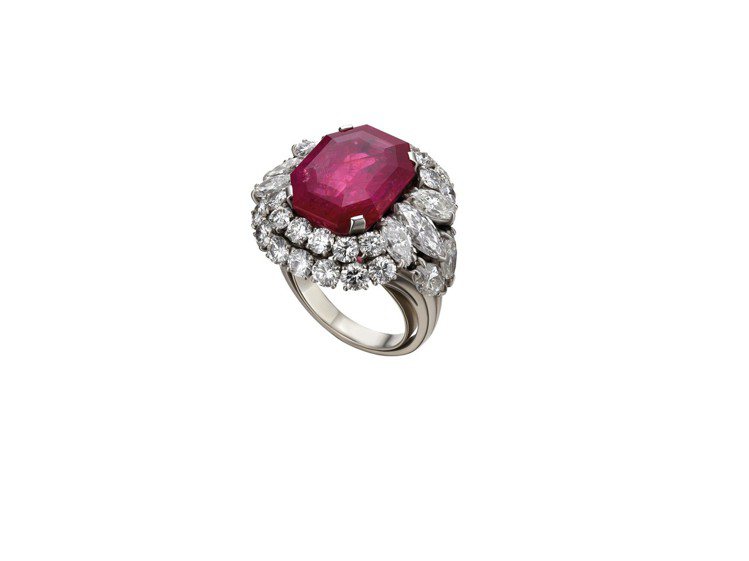 Naomi Campbell配戴寶格麗Heritage典藏系列鉑金紅寶石戒指。圖／BVLGARI提供