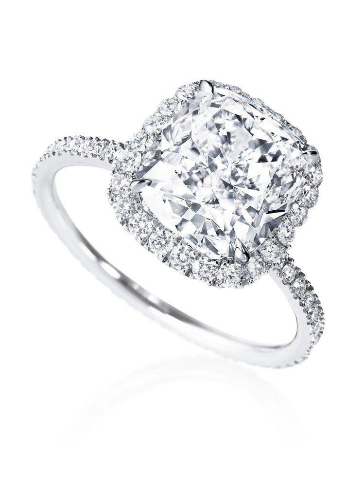 珍妮佛羅培茲配戴海瑞溫斯頓枕型切工鑽石戒指。圖／Harry Winston提供