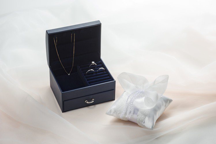 銀座白石母親節限定活動，對戒成約贈送日本訂製品牌珠寶收納盒。圖／銀座白石提供
