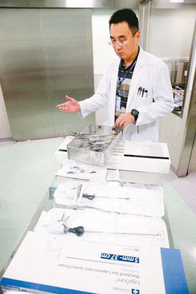 手術器械分為可重新消毒使用與一次性使用，中國附醫新竹分院外科部一般外科主任李博彰...