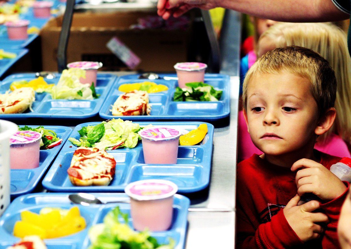 繳不起營養午餐費，應該懲罰孩子嗎？美國羅德島一所小學近日宣布，校內欠繳營養午餐費...