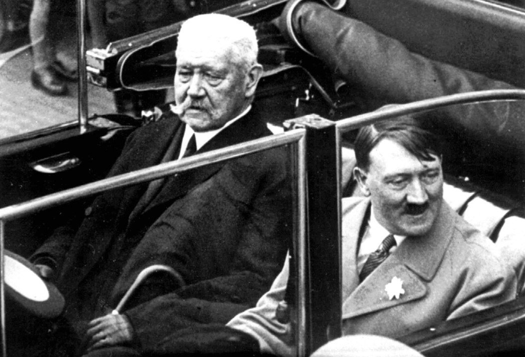 1933年，希特勒與威瑪共和國第二任聯邦大總統興登堡。該年也是威瑪共和覆滅關鍵的一年。 圖／美聯社