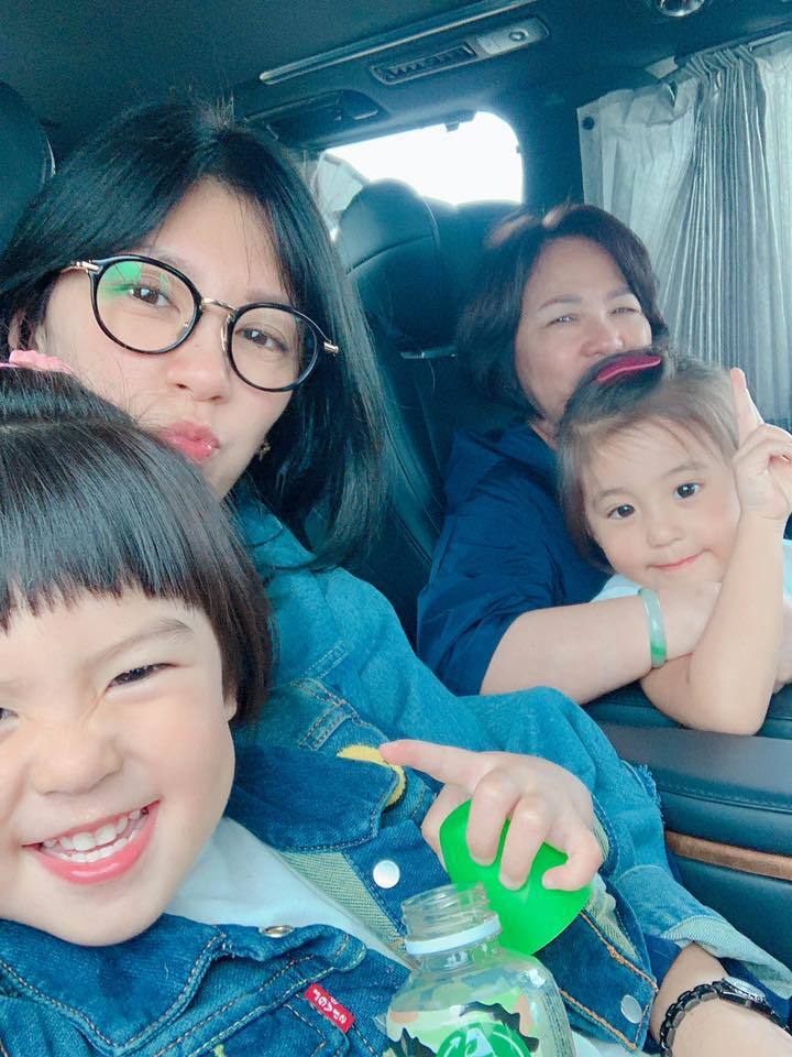 賈靜雯帶媽媽及女兒咘咘、Bo妞遊香港。圖／摘自臉書