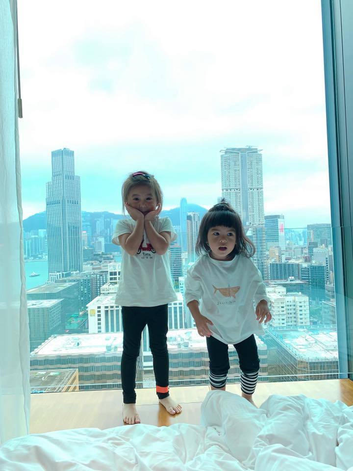 咘咘(左)與Bo妞姊妹到香港旅遊。圖／摘自臉書