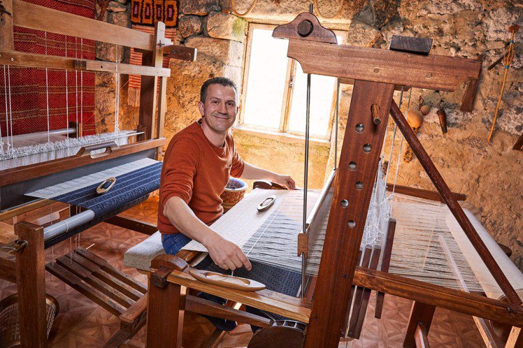 Christian Louboutin以葡萄牙工匠的特色編織打造Portugaba手袋。圖／Christian Louboutin提供