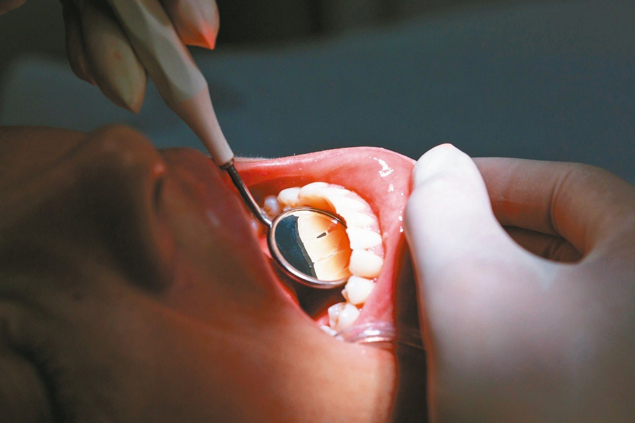 根據健保署統計，106年接受過牙周病治療的患者，多達279萬9000多人，其中高達八成以上，是在基層診所接受牙周病治療，其次依序為區域醫院、醫學中心、地區醫院。