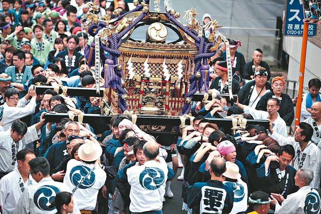 日本東京街頭抬神輿遊行，慶祝新皇登基。 （法新社）