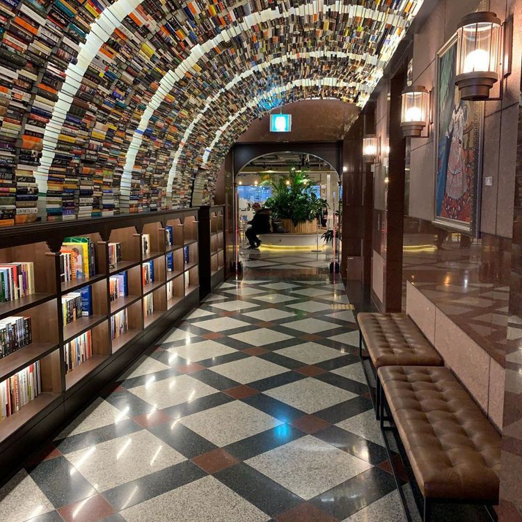 位於「ARC.N.BOOK」的書牆隧道。圖／擷自instagram
