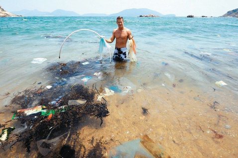 住在香港的環保人士兼企業家伍林展示在香港海邊發現的無人清理垃圾，強調海洋垃圾問題...
