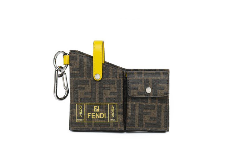 FENDI Roma Amor口袋吊飾包，售價28,700元。圖／FENDI提供