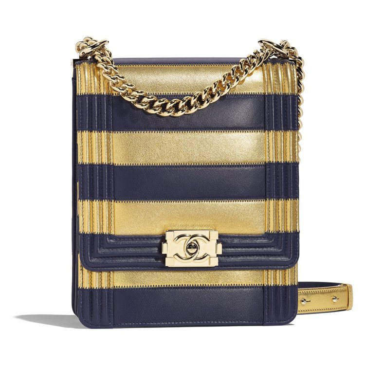 金色海軍藍條紋長型BOY CHANEL包，17萬5,700元。圖／香奈兒提供