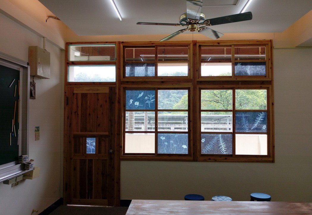 五龍國小校內的藍染樣式窗戶。 圖／五龍國小提供