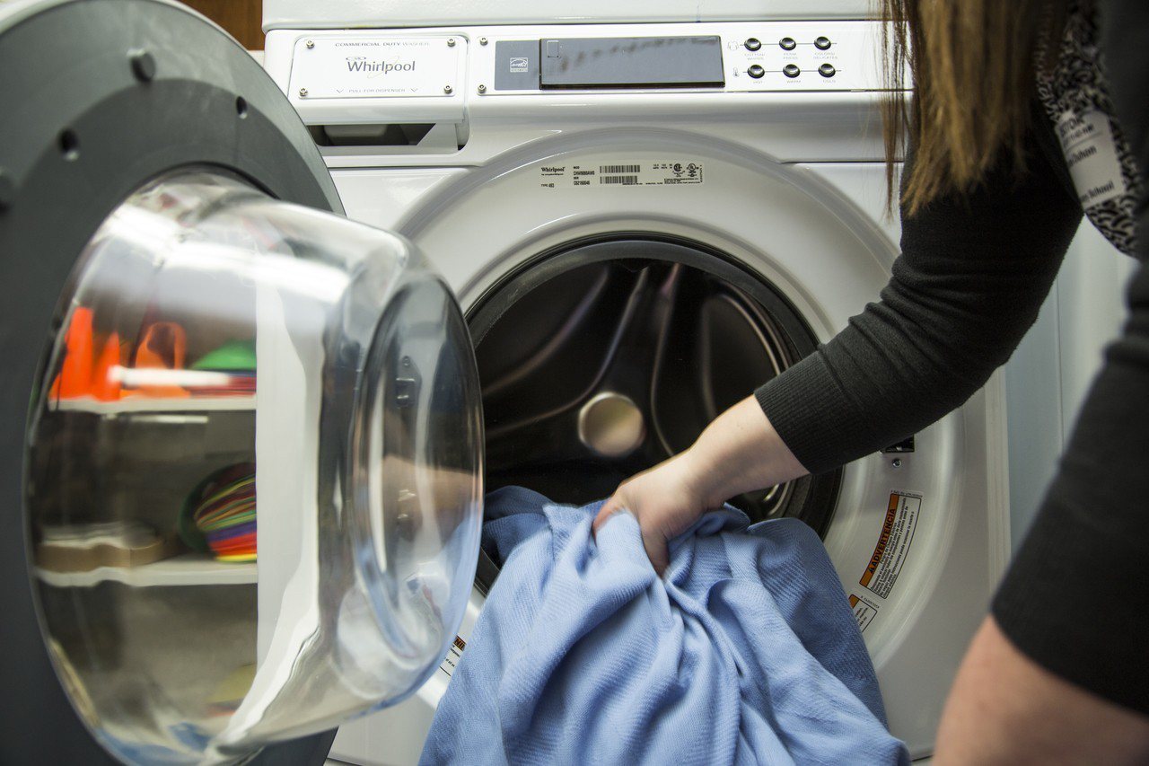 「半夜洗衣真的比較省」是真的嗎？台電指出，用戶如有申辦時間電價，把尖峰時間的用電移轉至離峰時間使用，確實可以減少電費。