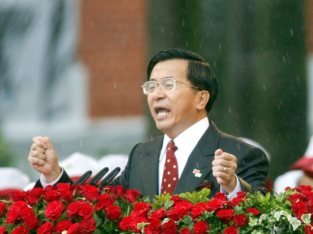 陳水扁在滂沱大雨中發表就職演說。 聯合報系資料照片／記者潘俊宏攝影