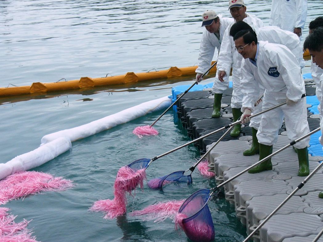 陳水扁就職七周年，到小琉球和當地海洋環保志工一起做清除漁港油汙演練。 圖／聯合報...
