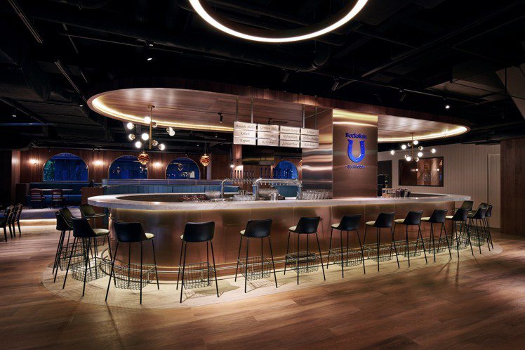 柏克金啤酒餐廳最引人注目的就是餐廳中間有雙U型吧檯。圖／柏克金餐酒集團提供