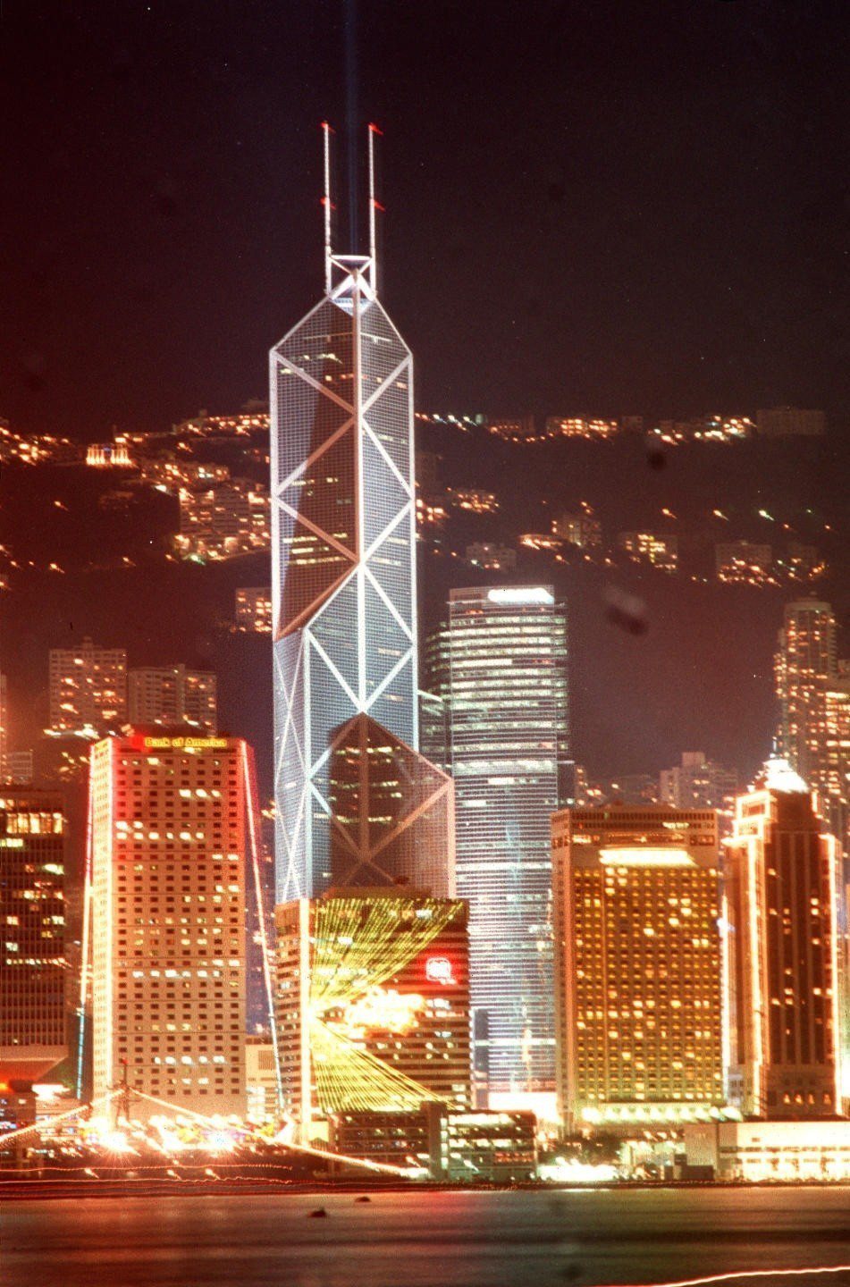 香港中環夜景，圖中最高的建築是貝聿銘設計的中國銀行大廈。 （新華社）