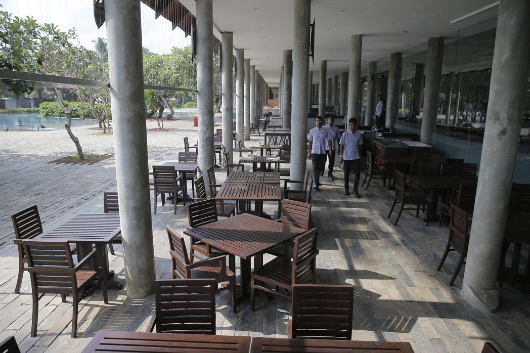 斯里蘭卡復活節連環恐攻後，飯店內只剩下工作人員，沒有遊客。（美聯社）