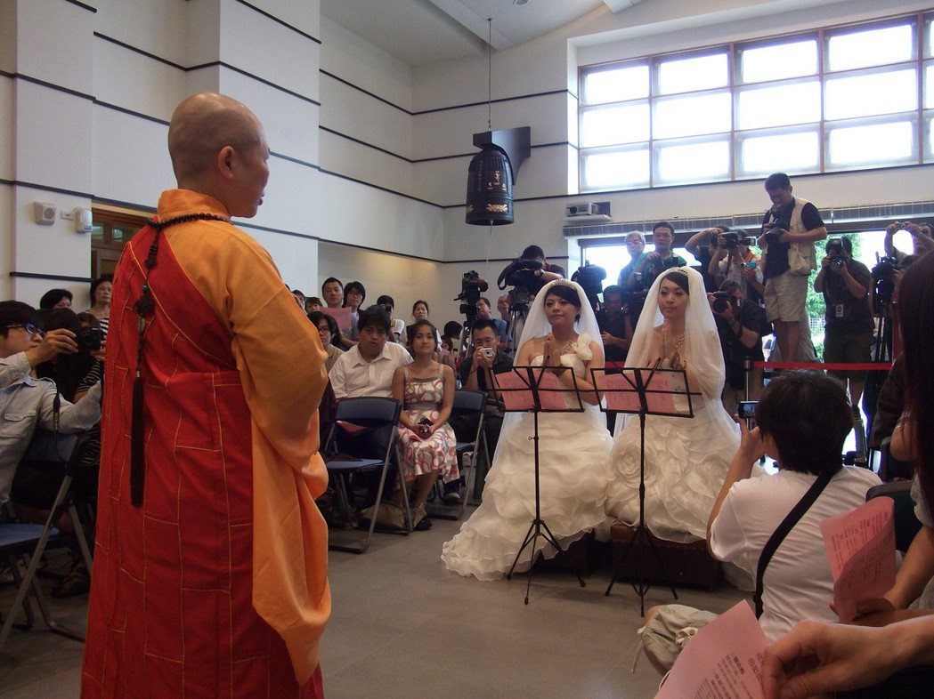 美瑜(左)、雅婷(右)7年多前在佛教弘誓學院創辦人釋昭慧法師的主持證婚下，完成台...