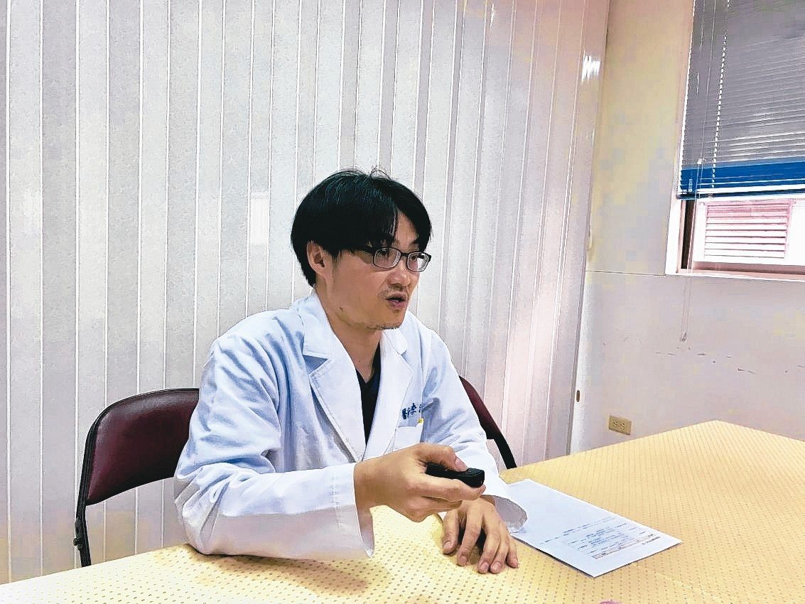 衛福部花蓮醫院外科醫師李清龍表示，用旋轉刀就能輕鬆解決狐臭問題。<br />記者王思慧／攝影