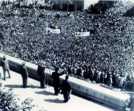 1946年10月蔣中正到台灣台北市中山堂參加台灣一周年慶典，受到數萬民眾歡迎。圖...