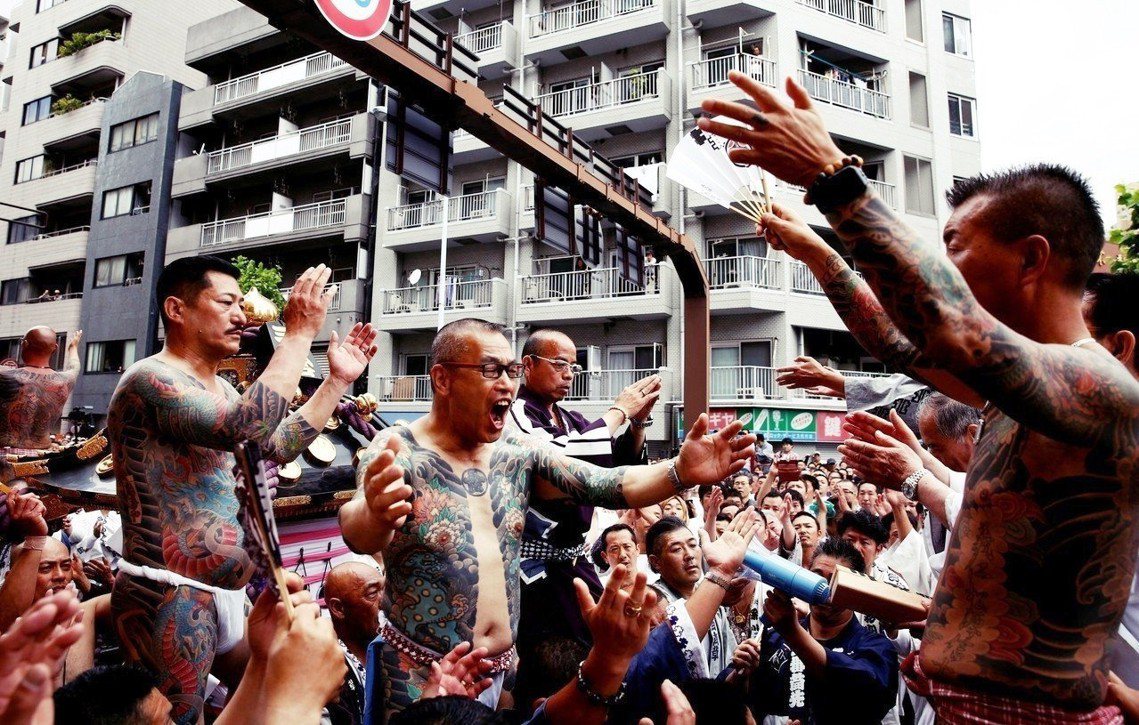 「這些刺青客是文化特色，但也是治安困擾...」日本東京淺草的「三社祭」，是名列江...