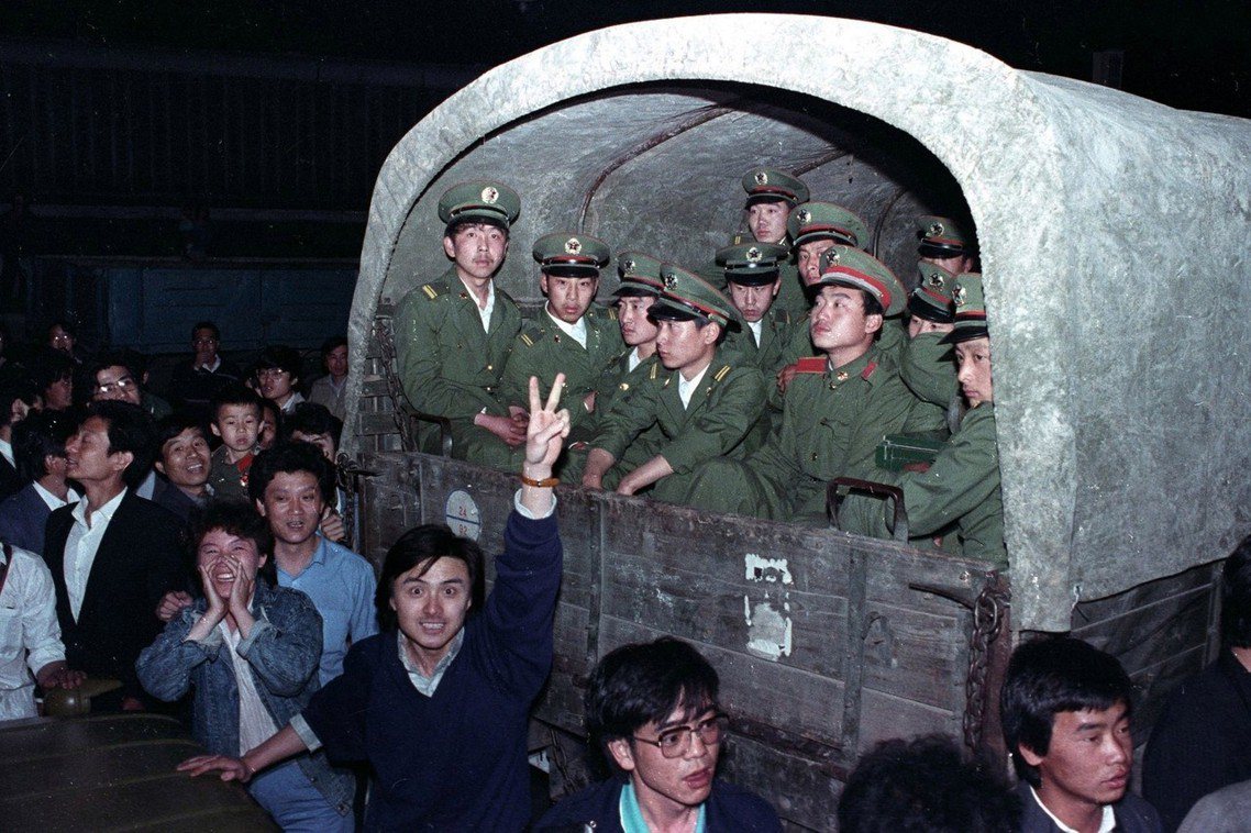 進城的部隊，被北京學生與市民們擋住。 圖／路透社