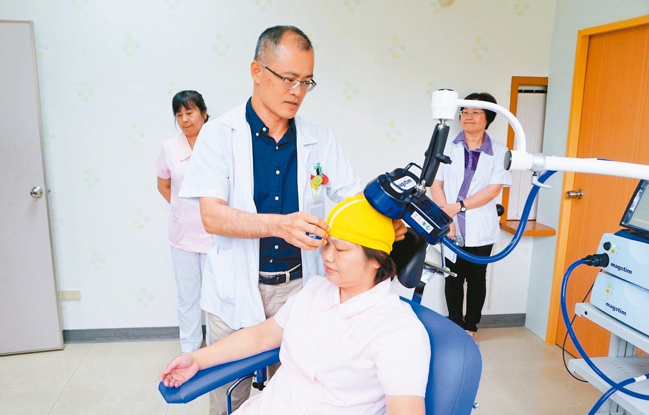 衛福部草屯療養院精神科醫師蔡昀霖（左）示範操作重複經顱磁刺激治療儀。