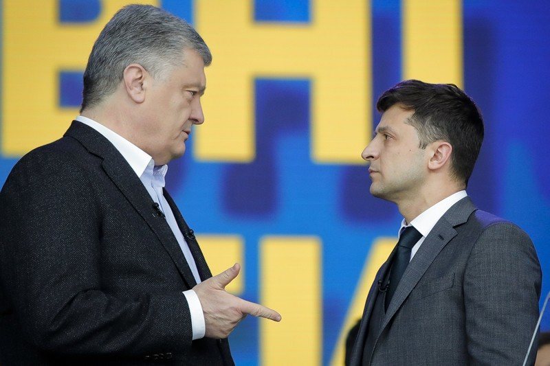 圖為4月20日，烏克蘭總統候選人波羅申科（左）與澤連斯基（右）公開辯論前的會面。 圖／美聯社
