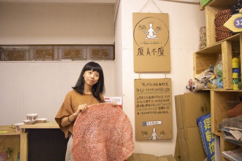 廢青不廢的創辦人楊芳宜，展示放在廢角的編織藝術品。  攝影／王郁雯