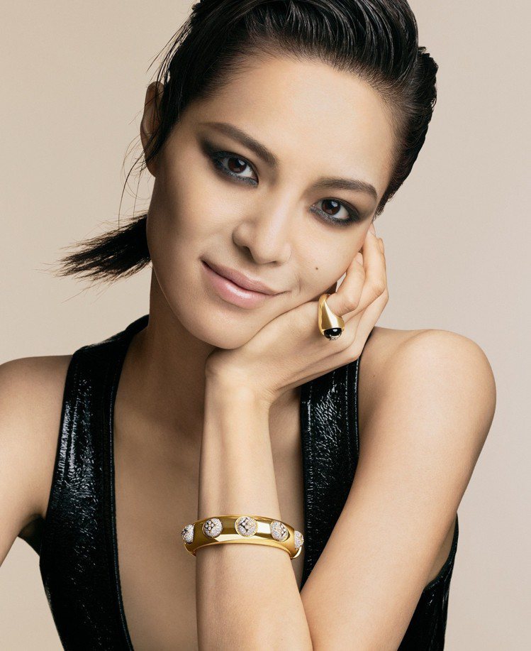 中國女星鍾楚曦演繹全新B Blossom系列高級珠寶。圖／Louis Vuitton提供