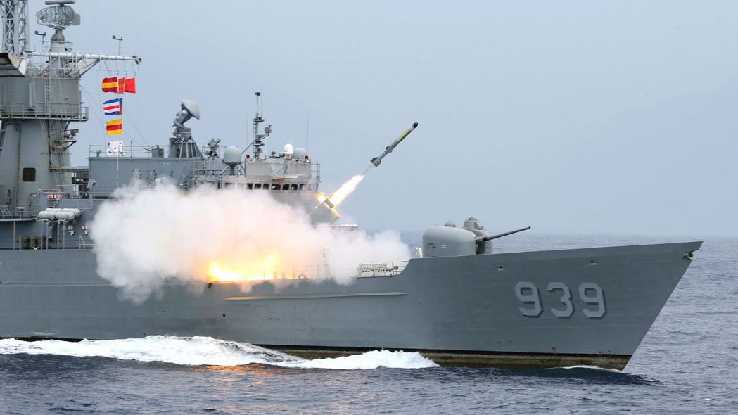 國防部「東部海域戰備任務訓練」22日在花蓮外海舉行，上圖為宜陽艦發射反潛火箭；下...
