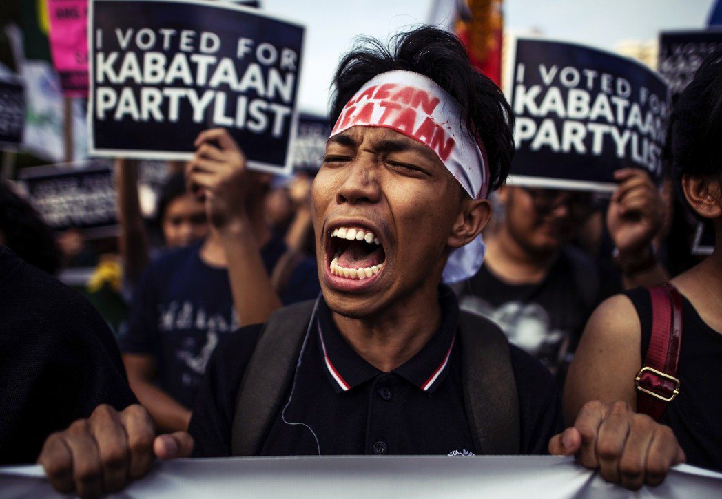 菲律賓期中選舉在13日舉行後，出乎意料之外的結果，引發菲律賓眾多大學生的「崩潰潮...