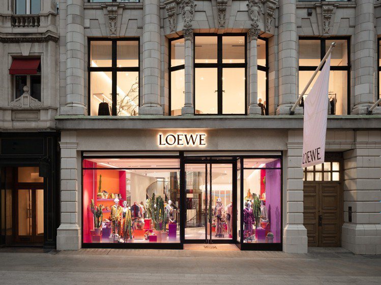 LOEWE CASA倫敦旗艦店原建物為二級歷史建築。圖／LOEWE提供