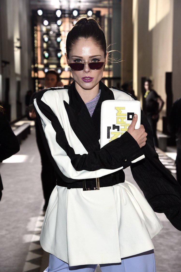加拿大超模Coco Rocha出席紐約時裝周時，即以白色LGP小羊皮手拿包展現霸氣。圖／LONGCHAMP提供