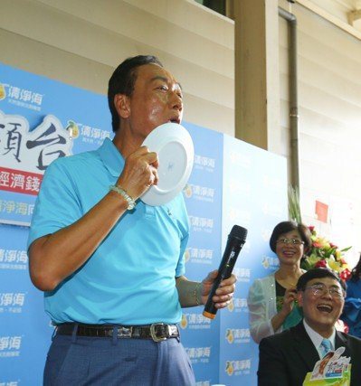 鴻海董事長郭台銘（左）日前到桃園市參訪清淨海生技公司，還用嘴巴舔盤子代表清潔劑很安全。圖／本報資料照片