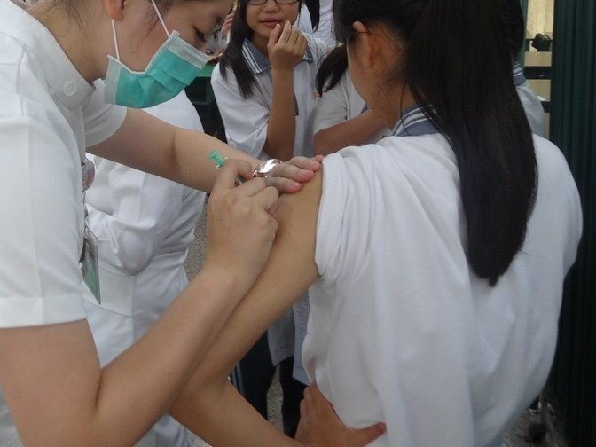 國健署去年首次全面補助107學年度10萬名國一女生免費接種二價HPV疫苗，各縣市自去年12月25日陸續開打第一劑疫苗，第一個開打的基隆市將於本月底開始接種第二劑疫苗。本報資料照片