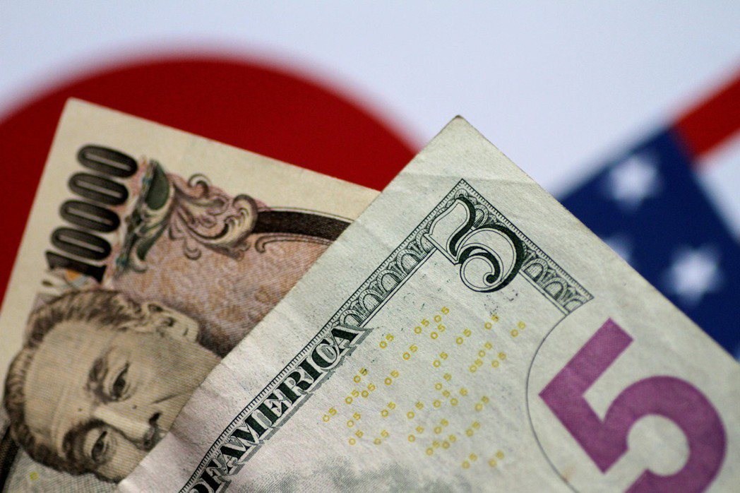 日本央行在1980年代壓抑日圓匯率導致股市出現泡沫。圖為日圓和美元鈔票。 （路透...
